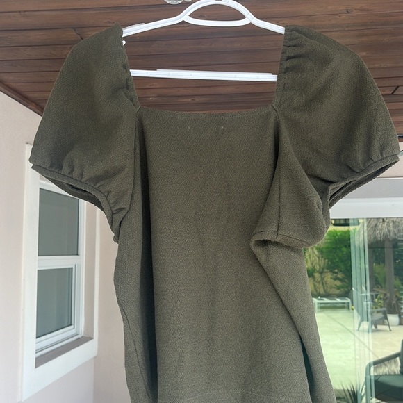 Madewell olive shirt. It has a little bit of a puffy sleeve great summer top - Picture 4 of 4